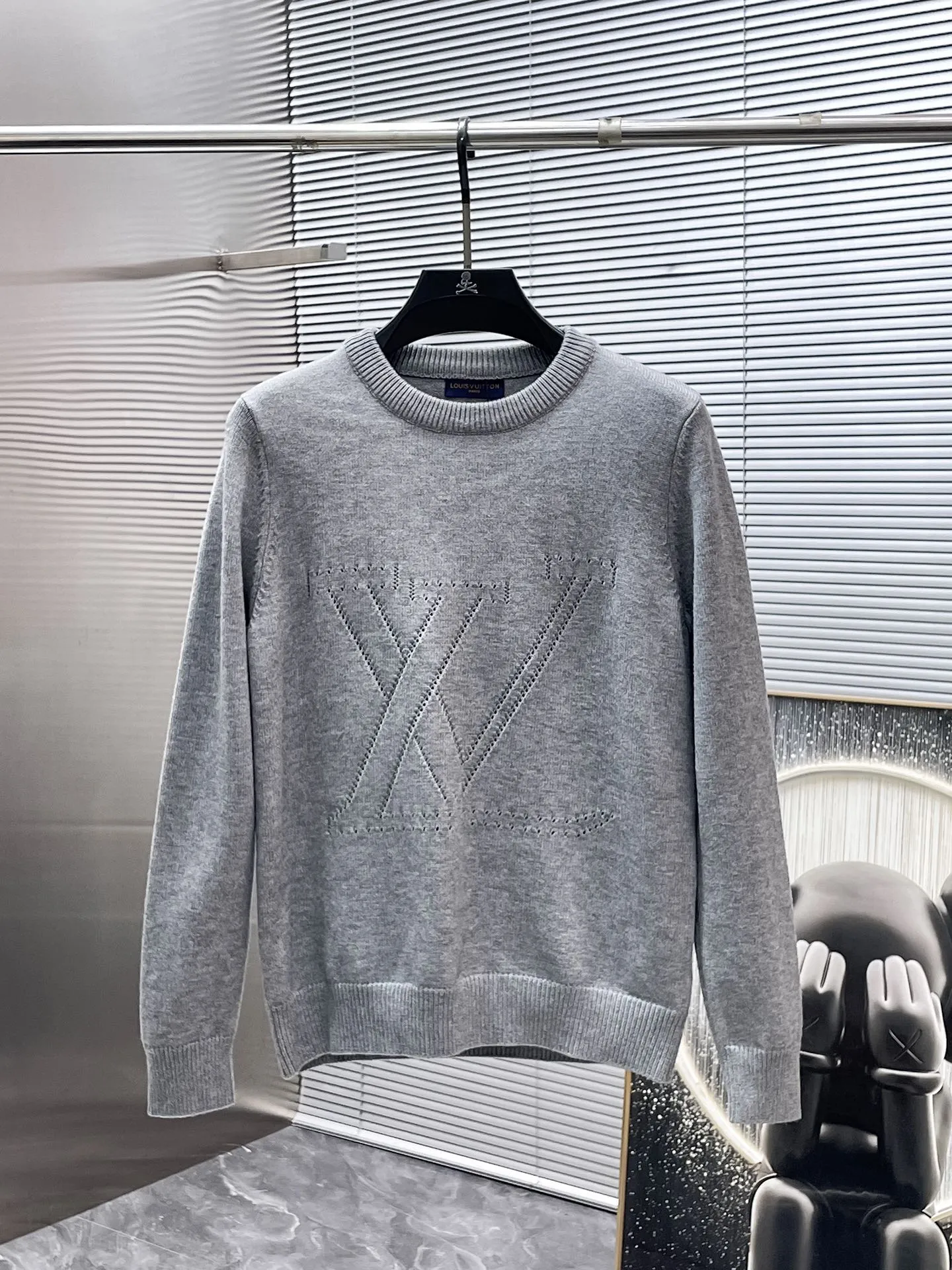 🅿️440 Louis Vuitton LV 2025ss new wool blended round neck long-sleeved sweater cardigan bottoming sweater, high-end version! The custom-made fabrics at the counter are highly breathable and comfortable, with impeccable details and brand element design concepts, reflecting high quality. It feels delicate and soft! It presents a casual cut and the upper body shape is great! 🐉Code size: M-3XL